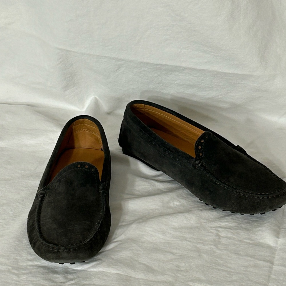 Beautiful Tod’s charcoal gray suede driving shoes.
